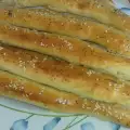 Вкусни пръчици с колбас и кашкавал