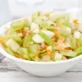 Gezonde selderij en groene appelsalade