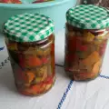 Мариновани чушки с моркови и чесън