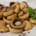 Вкусни гъби в масло и вино