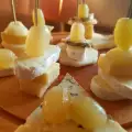 Pinchos festivos de quesos y fruta