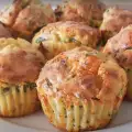 Muffins mit Spinat und Cheddar