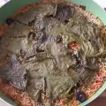 Кълцани лозови листа с ориз и маслини на фурна