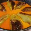 Пълнени чушки с кайма и ориз на фурна и чуден сос