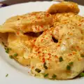 Pelmeni gebraten mit Butter und Sahnesoße