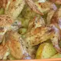 Печени крилца с маслени картофки в микровълнова