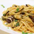 Spaghetti with Mussels and Pesto