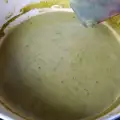 Sopa de colirrábano y hojas de rabanitos