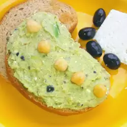 Kikkererwten spread met avocado, witte kaas en olijven