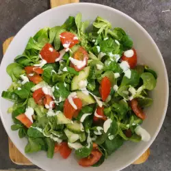 Salata od bejbi spanaća sa laganim dresingom od belog luka