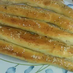 Вкусни пръчици с колбас и кашкавал