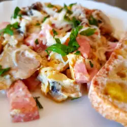 Scrambled Eggs with Ham and Mushrooms