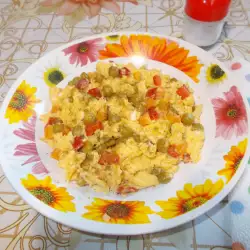 Huevos revueltos con pimiento, guisantes y zanahorias