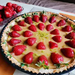 Tart sa kremom od limete i jagodama bez glutena