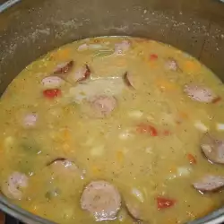 Вкусна боб чорба с наденица