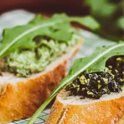 Bruschetta with Arugula Pesto