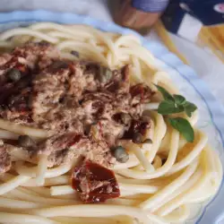 Bucatini con anchoas y tomates secos