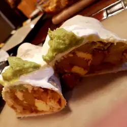 Burrito con huevos, patatas, chorizo ​​y guacamole casero