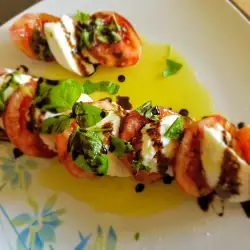 Caprese mit frischem Basilikum und hausgemachter Balsamico Reduktion