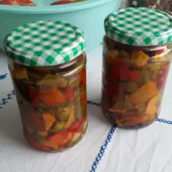 Мариновани чушки с моркови и чесън