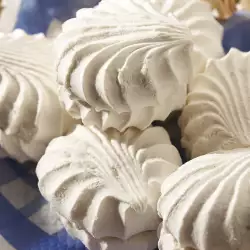 Meringues with Hazelnuts