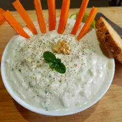 Ricottadip mit Walnüssen, Salatgurke und Minze