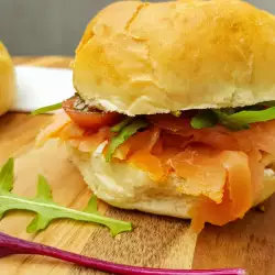 Bocadillos fríos con salmón y panecillos caseros