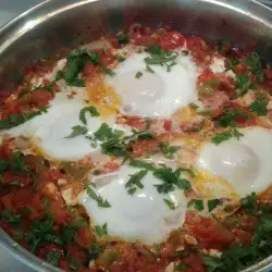 Huevos escalfados con tomate y pimientos