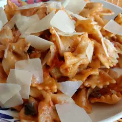 Farfalle with Tomato Sauce and Mushrooms