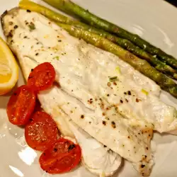 Wolfsbarschfilet mit Spargel in Pergamentpapier