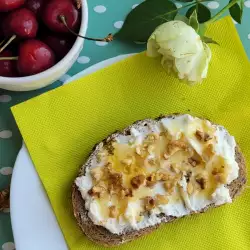 Здравословна закуска с мед и орехи