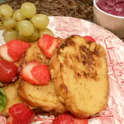 French Toast mit Himbeertürmchen und weißer Schokolade