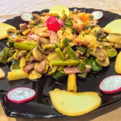 Warm Appetizer with Shrimp, Mushrooms and Zucchini