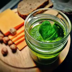 Pesto de ajo, espinacas y avellanas