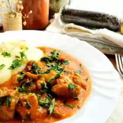 Klassisches Schweinegulasch mit Kartoffelpüree