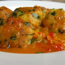 Albóndigas de pan en salsa de verduras