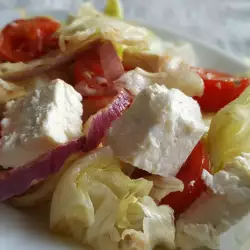 Ensalada de iceberg con tomates cherry