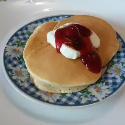 Luftige japanische Pfannkuchen mit Eiweiß