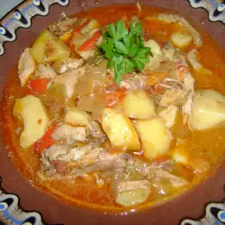 Яхния от кокошка с моркови и картофи