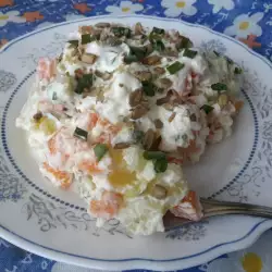 Картофи и моркови със сос от извара