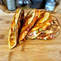 Quesadilla met aardappelen en gele kaas