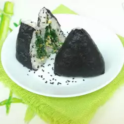 Gimbap triangular con espinacas y huevos