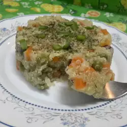 Салата с киноа, грах и моркови