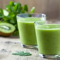 Smoothie with Kiwi, Parsley and Mint