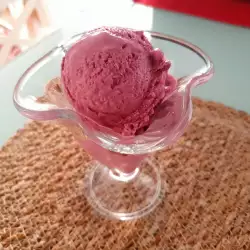 Helado de cereza cremoso