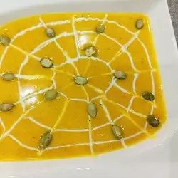 Kürbiscremesuppe mit Spinnennetz