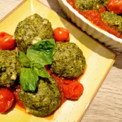 Frikadellen aus Spinat und trockenem Brot mit Tomatenragout