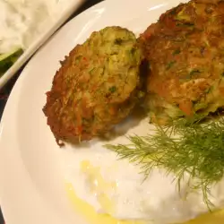 Tortitas de calabacín con guarnición de tzatziki