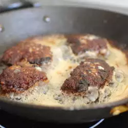 Remove Stains From Pots and Pans