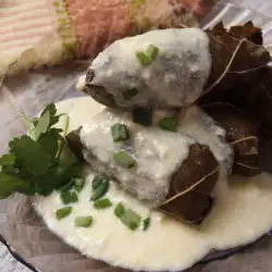 Sarma de hojas de parra con salsa de yogur